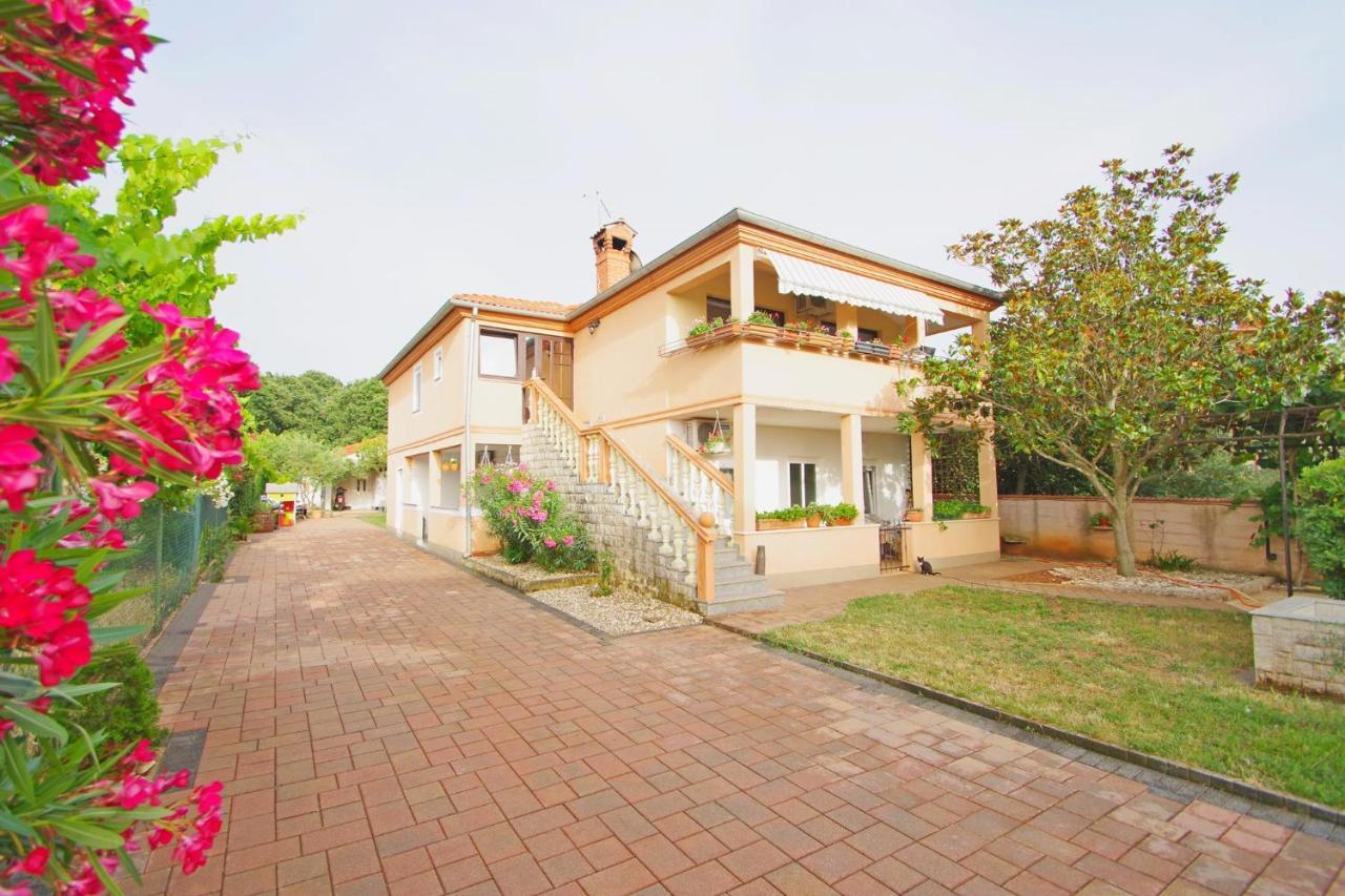 Apartment Pineta In Village Valbandon Exterior photo