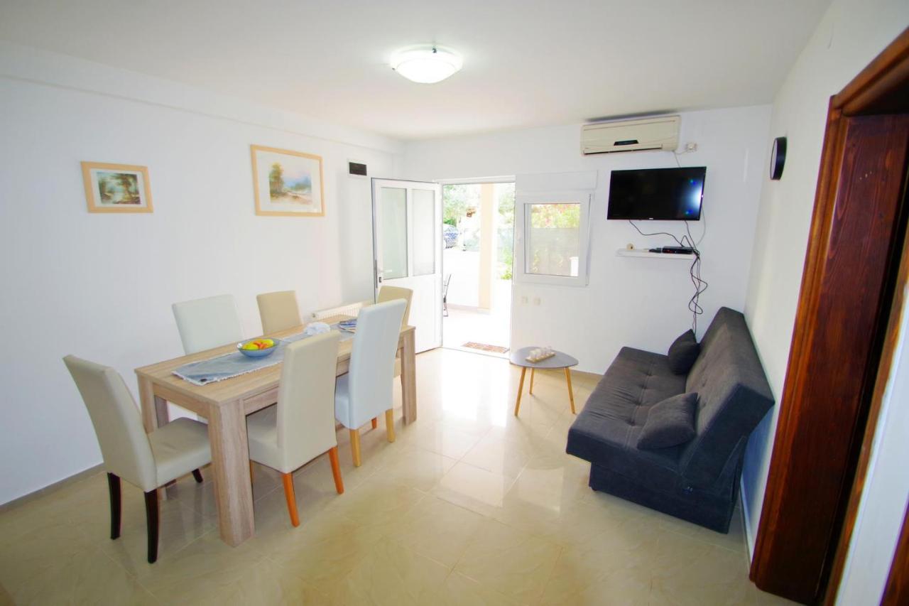 Apartment Pineta In Village Valbandon Exterior photo