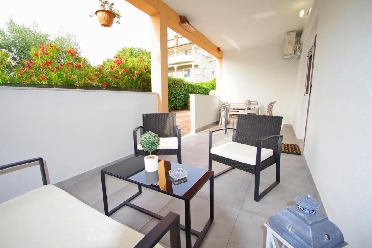 Apartment Pineta In Village Valbandon Exterior photo