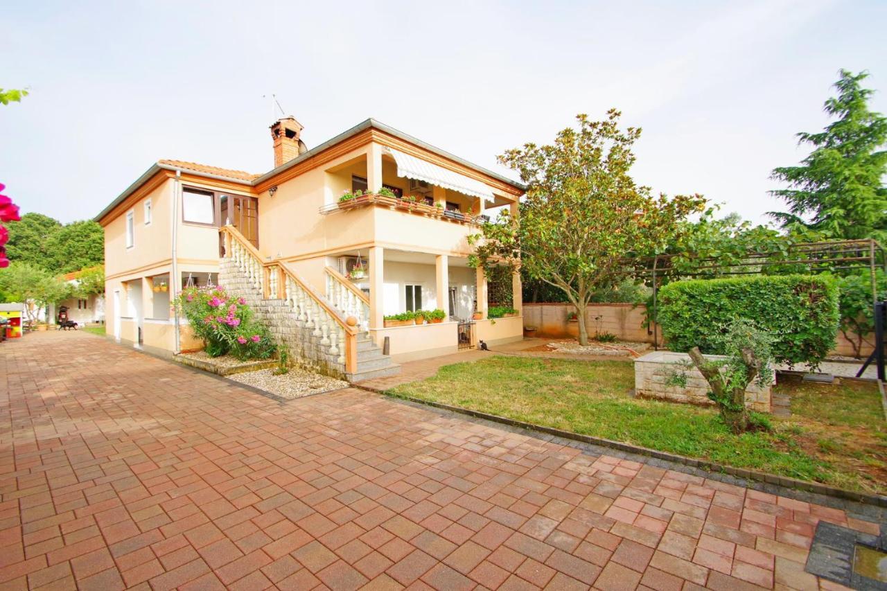 Apartment Pineta In Village Valbandon Exterior photo
