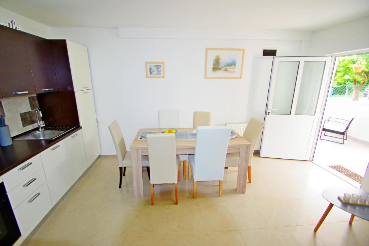 Apartment Pineta In Village Valbandon Exterior photo