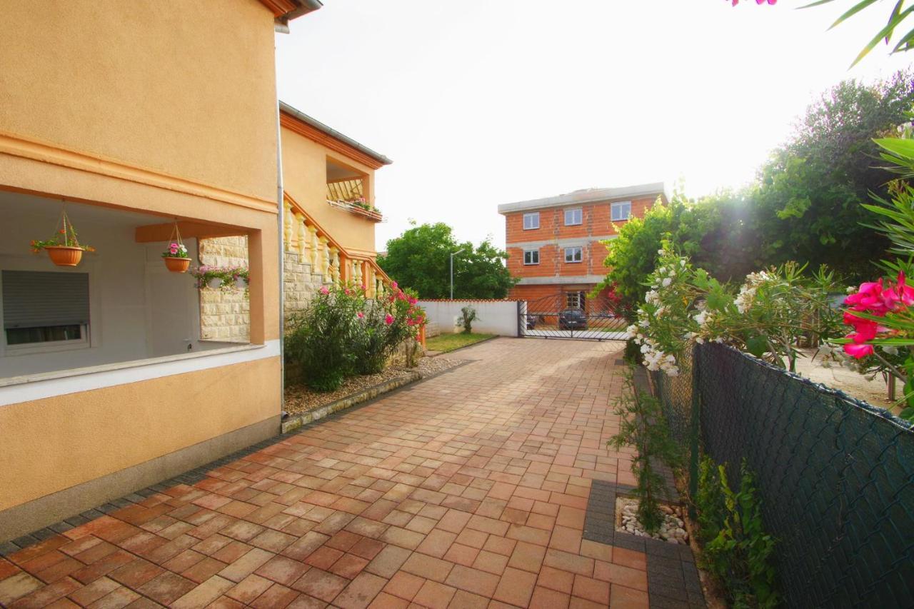 Apartment Pineta In Village Valbandon Exterior photo