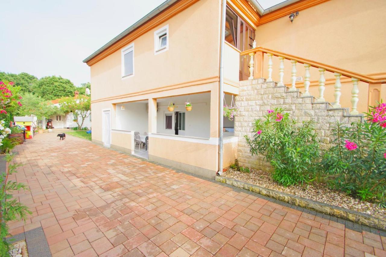 Apartment Pineta In Village Valbandon Exterior photo